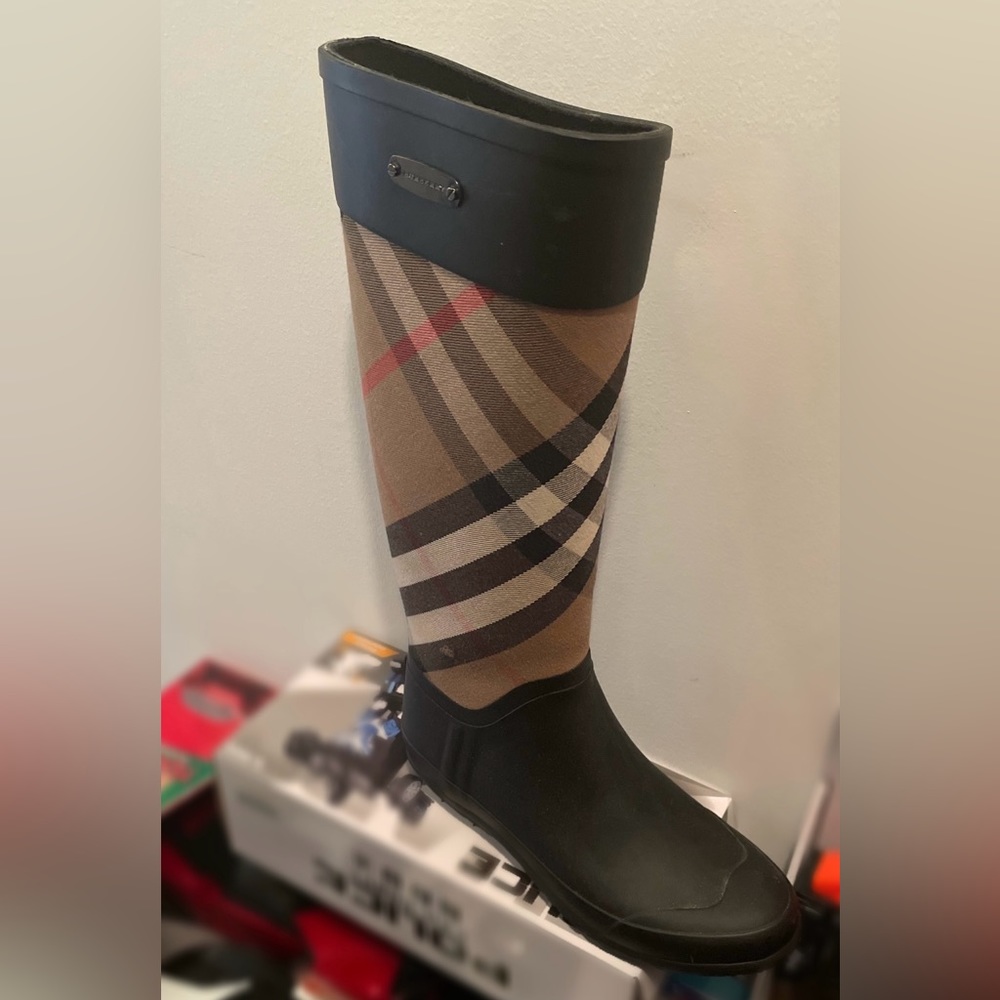 Burberry rain boots, Size 37- authentic! Excellent condition!